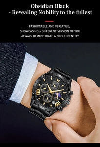 Détail de la montre homme Obsidian Black avec aiguilles dorées portée sur un costume