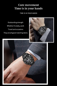 Détail macro d'une montre chronographe noire pour homme avec phase de lune et chiffres