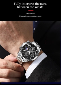 Détail d'un homme d'affaires portant un chronographe en acier inoxydable argenté et cadran noir