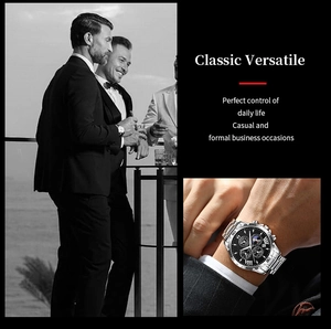 Gros plan d'une montre homme avec cadran noir, chiffres romains et bracelet en acier