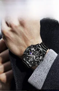 Gros plan d'une montre d'affaires pour hommes avec chiffres romains et cadrans de phase lunaire