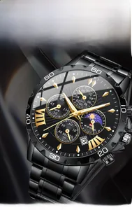 Détail d'une montre d'affaires étanche avec bracelet noir en acier inoxydable et cadran lunaire
