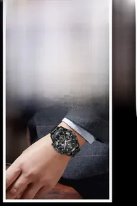 Détail macro d'une montre homme avec cadran noir, chiffres romains et bracelet métal