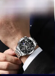 Gros plan détaillé du cadran noir multifonction avec phase de lune et bracelet en acier