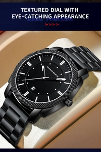 Détail d'une montre homme en acier noir avec lunette moletée et affichage de la date
