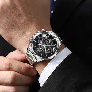 Montre d'affaires classique en argent pour homme avec cadran noir et chronographes
