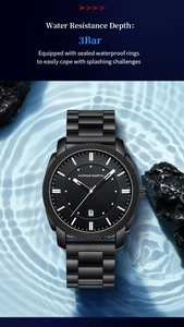 Détail de la montre étanche pour homme avec bracelet noir et aiguilles lumineuses