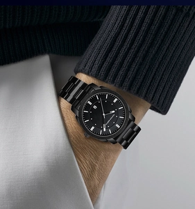 Montre homme Hannah Martin avec bracelet en acier inoxydable noir et affichage de la date