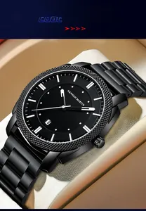 Détail du bracelet en acier inoxydable noir et lunette ciselée de montre pour homme