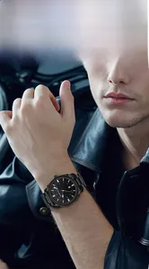 Gros plan d'une montre de luxe noire en acier inoxydable pour homme au poignet