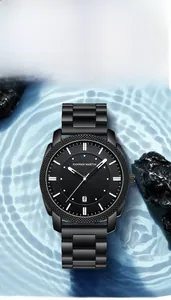 Détail d'une montre étanche en acier inoxydable avec cadran noir sur une surface d'eau