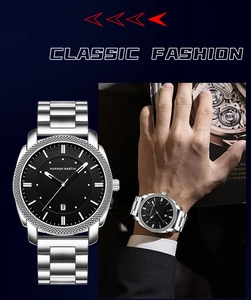 Détail d'une montre homme en acier argenté avec cadran noir et affichage de la date complet