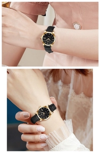 Nahaufnahme der WWOOR Damen-Quarzuhr mit goldener Lünette und schwarzem Lederarmband