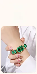 Vista dettagliata dell'orologio vintage verde con quadrante rettangolare e zirconi