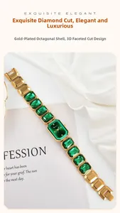 Dettaglio orologio con quadrante verde ottagonale e cinturino dorato con cristalli