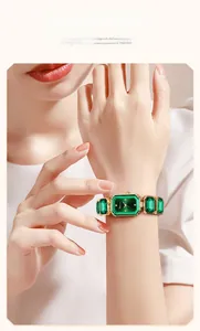 Dettaglio dell'orologio da donna con quadrante verde smeraldo e cinturino dorato