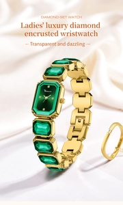 Dettaglio di un orologio di lusso dorato con pietre smeraldo e quadrante verde