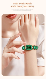 Dettaglio dell'orologio quadrato verde smeraldo con cinturino in metallo dorato