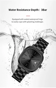 Montre à quartz étanche en acier noir avec éclaboussures montrant la résistance 3Bar
