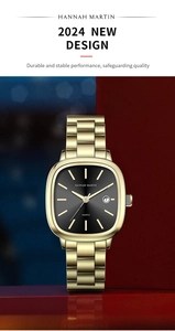 Détail d'une montre à quartz rectangulaire dorée avec cadran noir et guichet de date