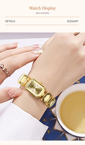 Elegante orologio al quarzo quadrato dorato con bracciale in cristallo al polso femminile