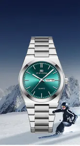 Gros plan du cadran sarcelle avec affichage jour-date et bracelet en acier inoxydable