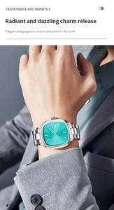 Gros plan d'une montre à quartz avec cadran turquoise et bracelet en acier sur costume
