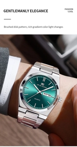 Détail d'un homme portant une montre quartz avec cadran vert et bracelet acier