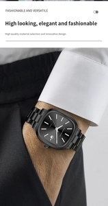 Gros plan d'une montre à quartz business noire minimaliste avec guichet date et bracelet acier