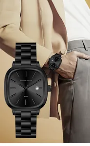 Vue macro du cadran carré noir de la montre à quartz avec affichage de date et bracelet acier