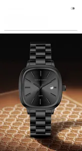 Détail d'une montre homme noire avec cadran soleil, guichet de date et bracelet acier