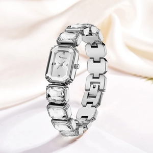 Elegante orologio quadrato argento con quadrante verde e cinturino in cristallo