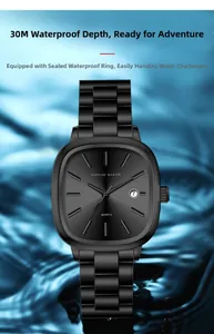 Gros plan d'une montre à quartz noire montrant l'étanchéité 30M et le détail du calendrier