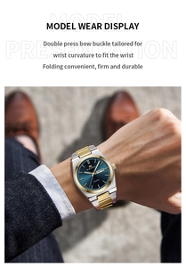 Vue détaillée du bracelet de montre en acier inoxydable argent et or avec boucle déployante