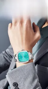 Détail d'une montre à quartz carrée avec cadran bleu tiffany et bracelet en acier argenté