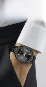 Montre à quartz carrée noire pour hommes avec bracelet en acier inoxydable au poignet