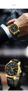 Detail einer klassischen Herrenuhr mit schwarzem Mondphasen-Zifferblatt und Lederarmband