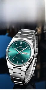 Détail d'une montre à quartz tonneau avec cadran vert et bracelet en acier inoxydable