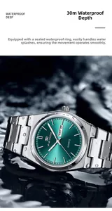Macro d'une montre quartz homme avec cadran vert émeraude sur roche humide, étanche jusqu'à 30m