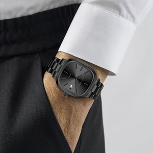 Montre quartz Hannah Martin pour homme en noir mat avec bracelet en métal et guichet date