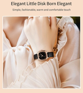 Detailansicht der quadratischen Roségold-Uhr mit schwarzem Lederarmband am Handgelenk