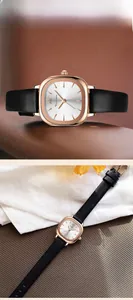 Makroaufnahme von quadratischem roségoldenem Zifferblatt mit Sonnenstrahl-Textur und Leder