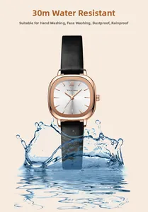 Detail der roségoldenen quadratischen Uhr mit schwarzem Lederband und 30m Wasserdichtigkeit