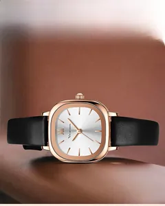Detailansicht einer Vintage-Quarzuhr mit Roségoldgehäuse und schwarzem Lederarmband