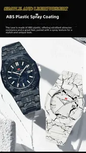 Detailaufnahme der achteckigen Lünette mit Marmormuster und Datumsanzeige der Uhr