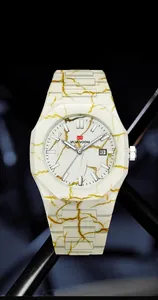 Detailansicht einer achteckigen Herrenuhr mit weißem Marmormuster und Datumsanzeige
