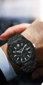 Detailansicht des schwarzen Gehäuses in Carbon-Optik und integriertes Armband dieser Quarzuhr