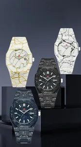 Makro-Detail von Quarzuhren mit Marmor-Textur-Finish und Datumsfenster-Funktion