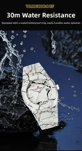 Detailansicht der Marmoruhr im Spritzwasser zeigt die 30m Wasserdichtigkeit der Uhr