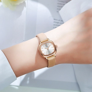 Elegante Damenquarzuhr mit quadratischem Roségoldgehäuse und beige Lederarmband